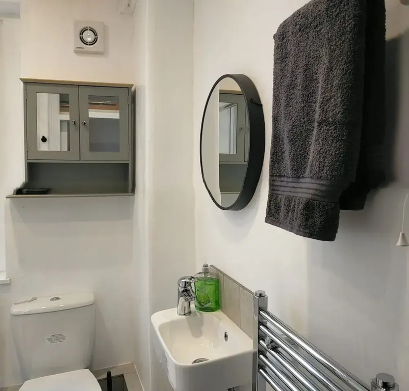 Free Parking/wifi, 3 Beds Sleep 6 Near Uni & Town!