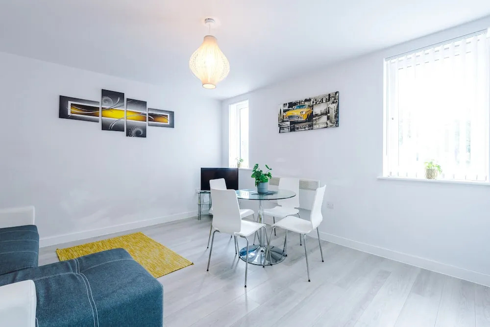 Stunning and Modern 2 Bedroom Apt in Liverpool