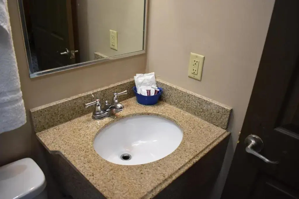Economy Inn & Suites
