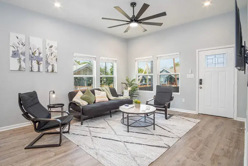 Inviting 4br/2ba Near Downtown & Riverwalk