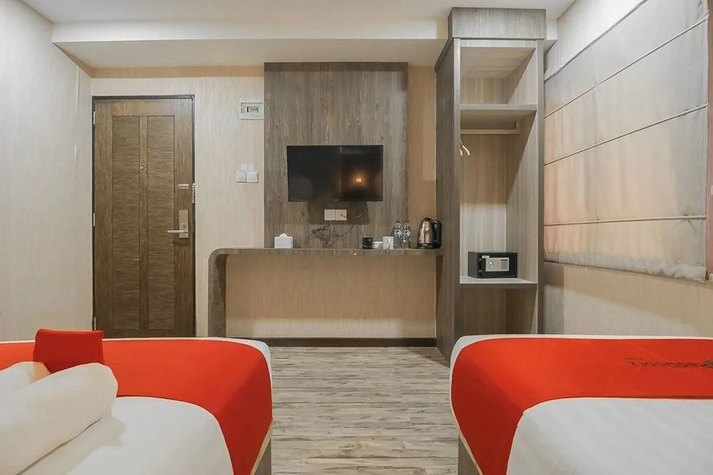RedDoorz Plus near Mall Nagoya Hill Batam 3