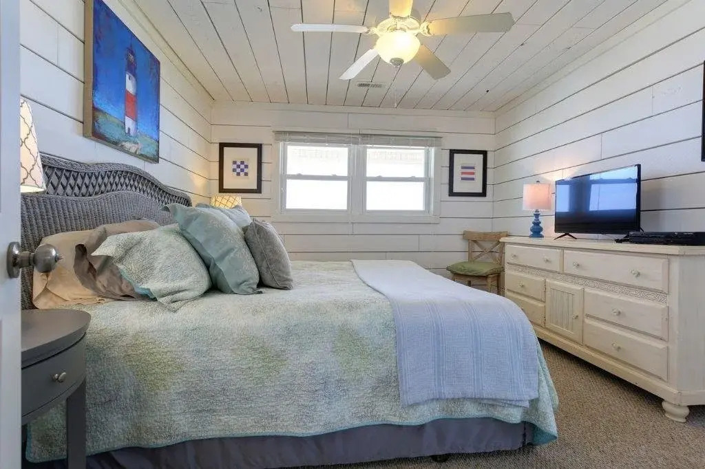 Holden Nothing Back 3 Br home by RedAwning