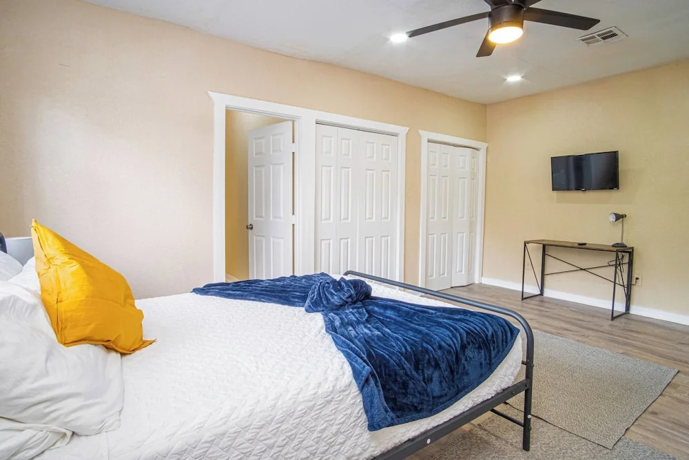 Modern Living 3br/2ba Close to Amazing Downtown