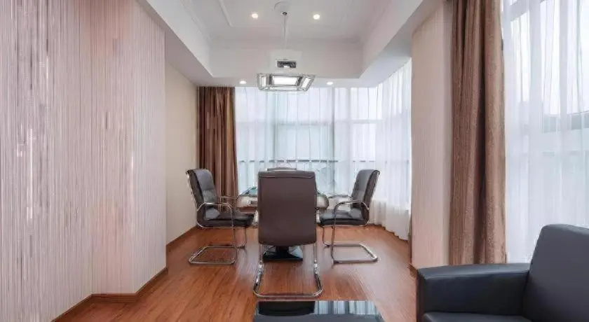 Vienna Hotel(Guangzhou North Railway Station Huaguoshan Subway Station Store)