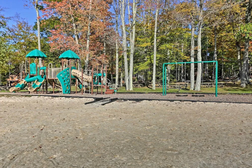 Cozy Bear Den Cabin Game Room & Golf Cart
