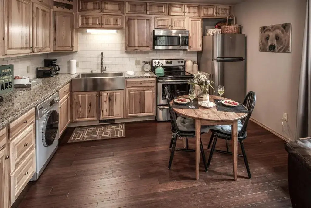 Starlight Cabin, 1 Bedroom, Sleeps 4, Great Views, Hot Tub, WiFi, HDTV