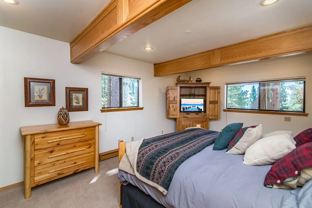 Roomy 5br W/ Hot Tub, Lake View & Beach Access 5 Bedroom Home