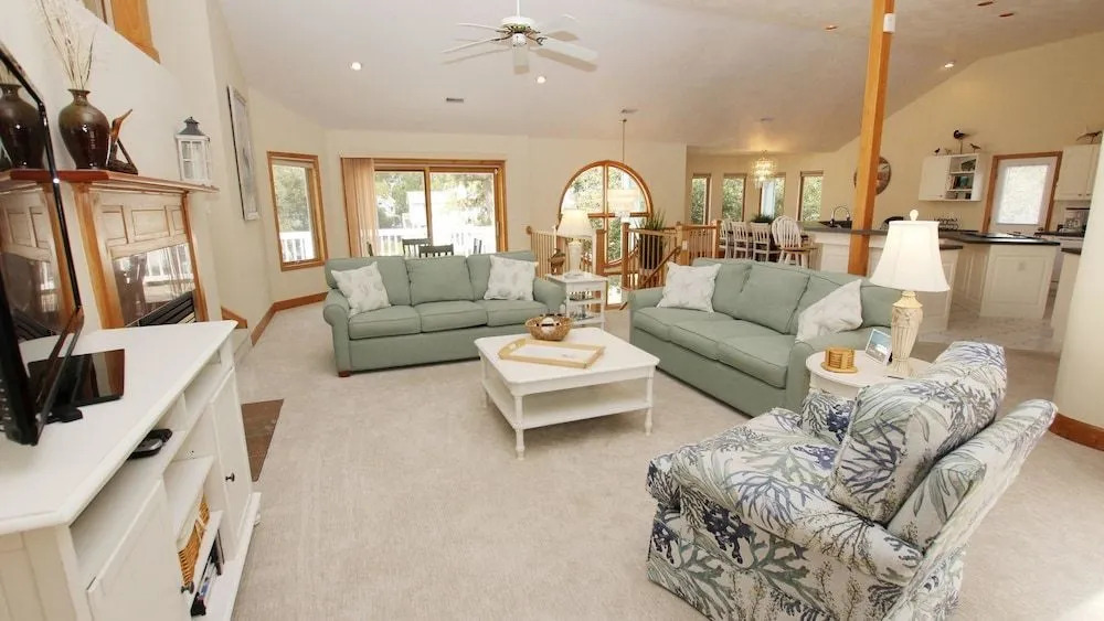 Footprints by the Sound - 5 Br Home