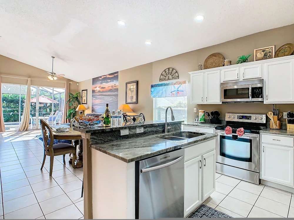 Screened pool, spa & game room Near Disney