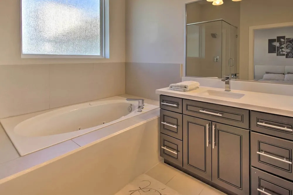 Central Houston Townhouse - 1 Mi to Downtown