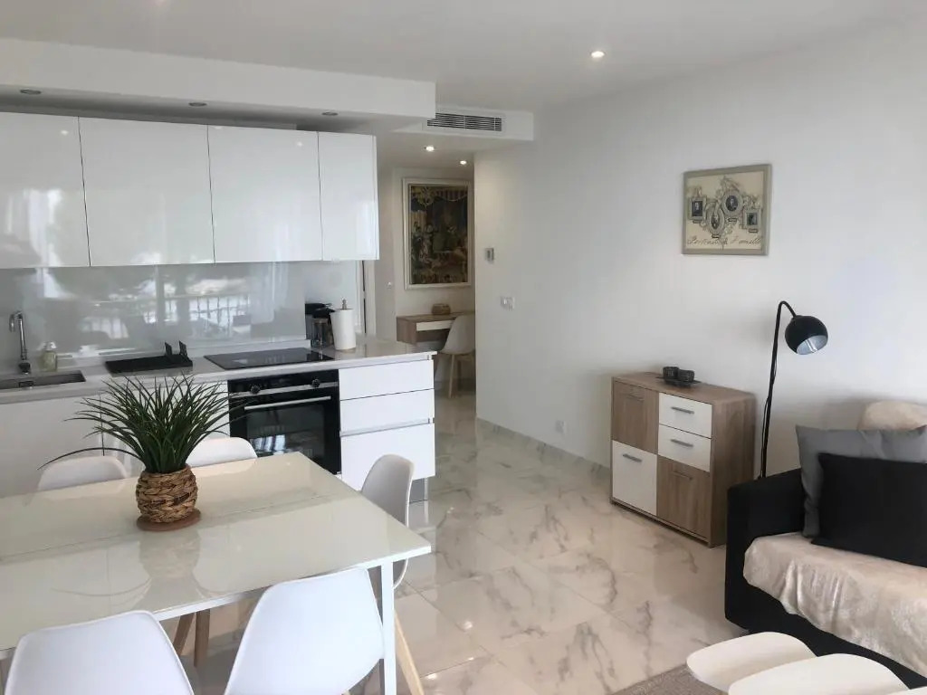 Appartement Au bord de la mer, vue plage , piscine, parking