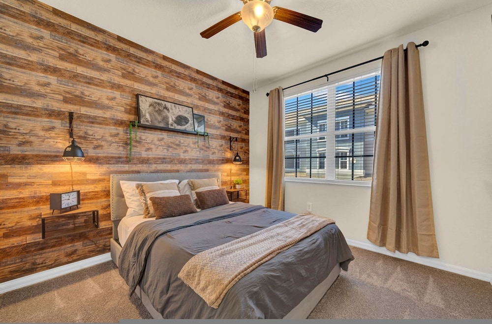Modern 2BR 2BA w King Bed Pools Gym 1