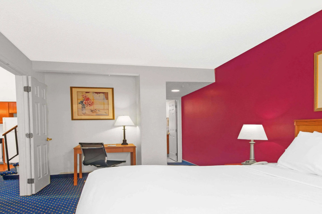 Hawthorn Suites by Wyndham Airport East Hotel