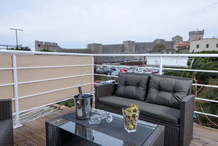 Isaura Apartments