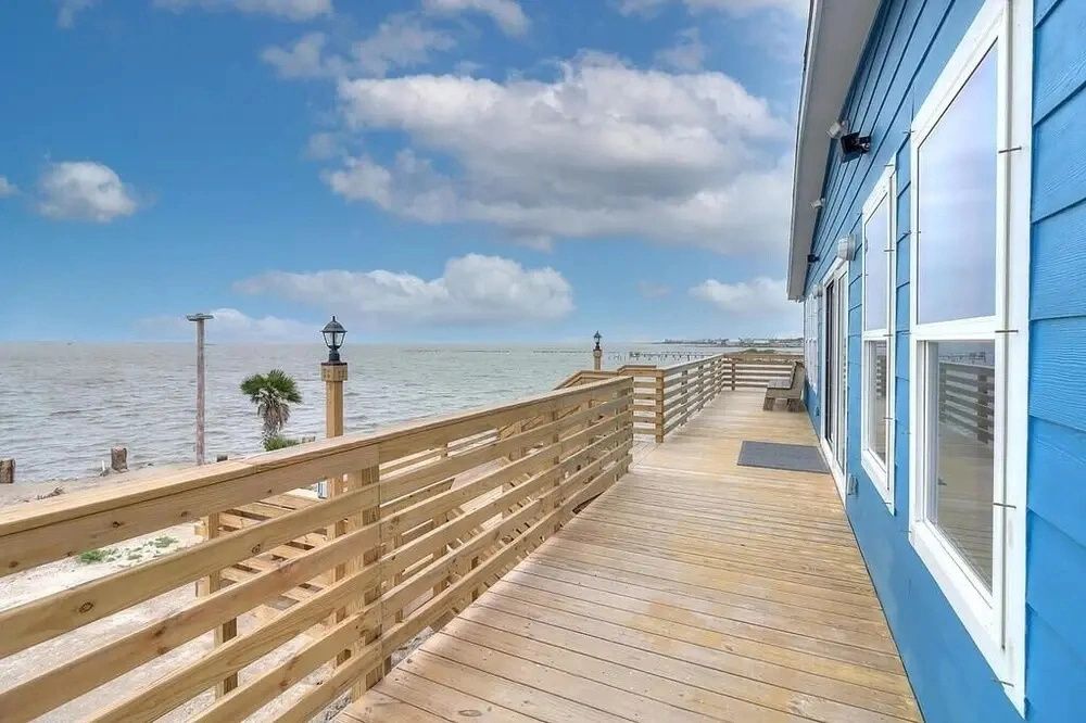 Laguna Shores 4 Bedroom Home by Redawning