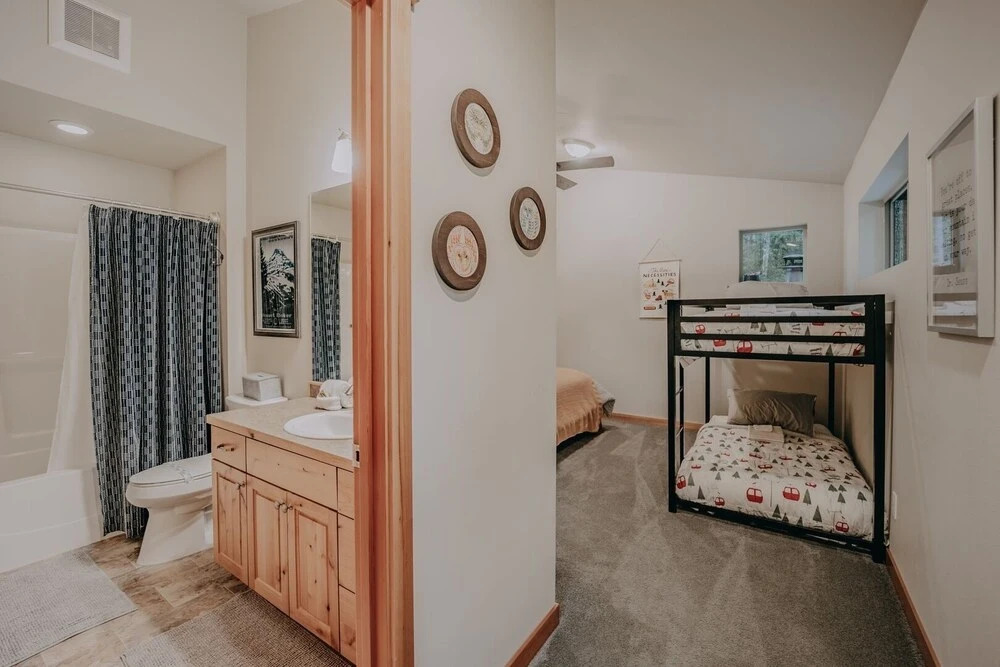 52gs - Hot Tub - Wifi - Pets Ok - Wood Stove - Sleeps 6 2 Bedroom Home by RedAwning