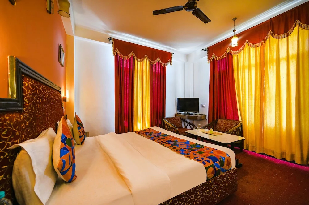 Fabhotel Chandra Palace