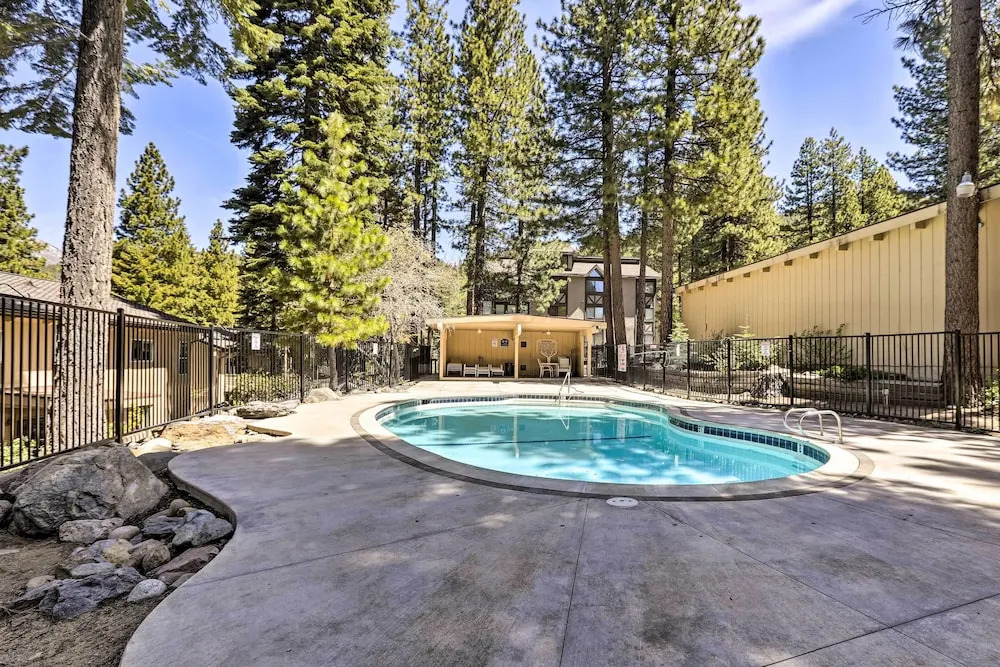 1 Mi to Diamond Peak Ski Resort: Forest-View Condo