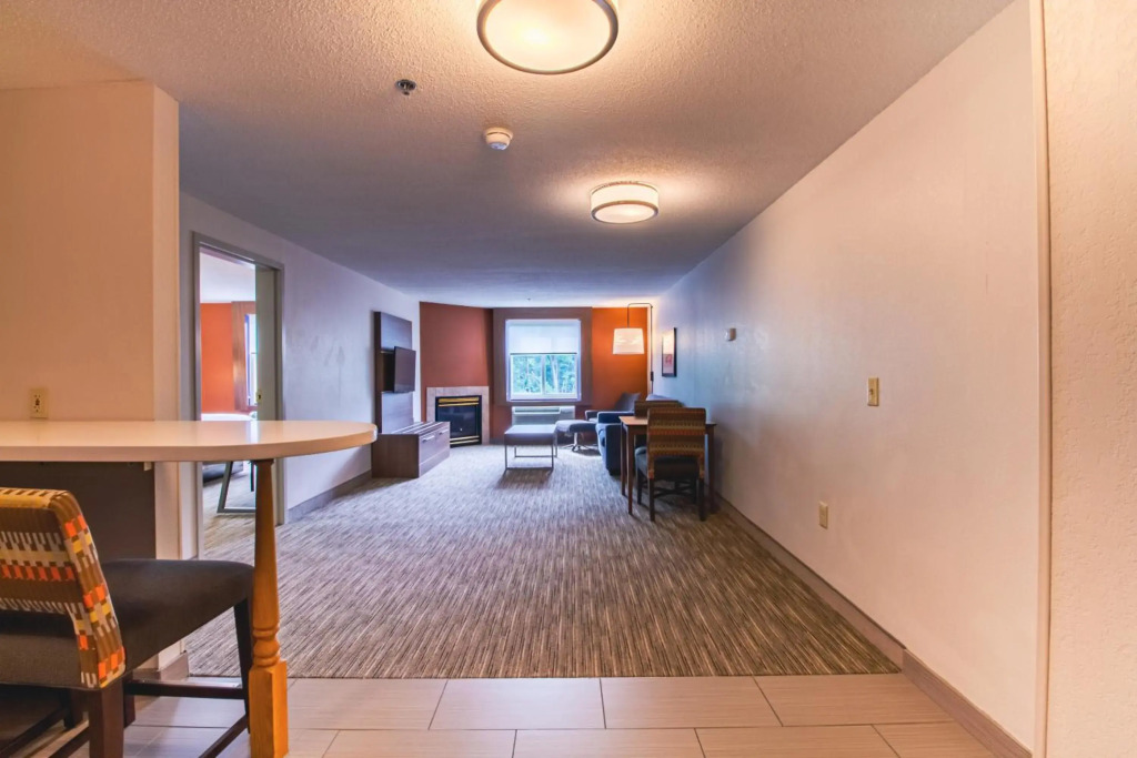 Holiday Inn Express & Suites - Lincoln East - White Mountains by IHG