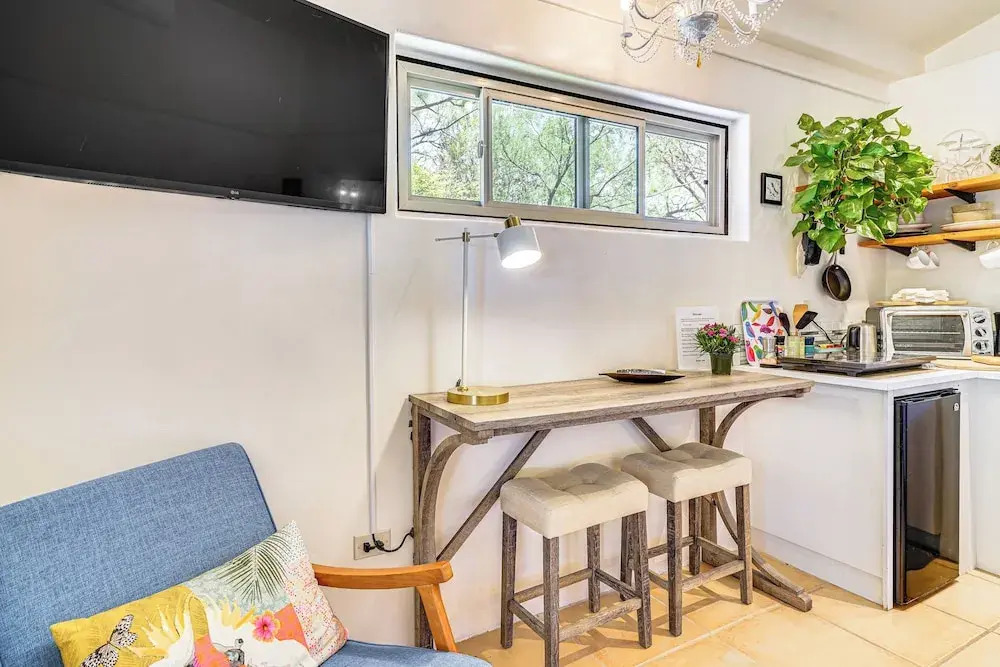 Casa Paloma Studio: Artsy & Airy w/ Hot Tub Access
