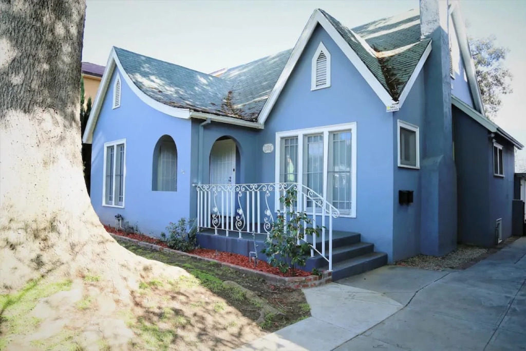 QUAINT UPDATED 2-BEDROOM HOUSE IN GLENDALE  (p2)