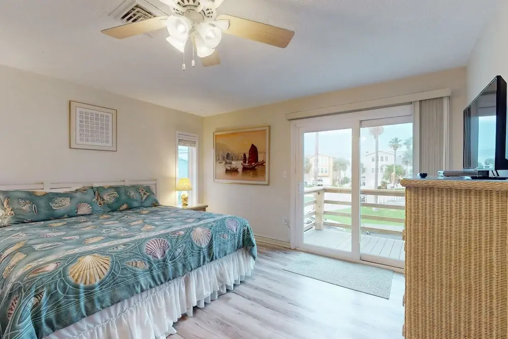 Spacious Seaside Cottage w/ Sunroom 1-minute Walk to Vilano Beach