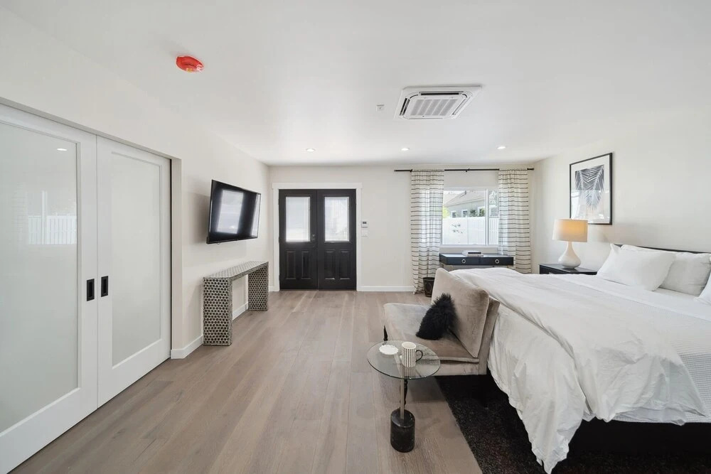 Chic Executive - Historic Floral Park Guest House 1 Bedroom Bungalow by Redawning