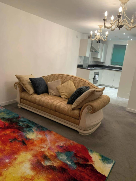 House- Sleeps 6 & Free Parking