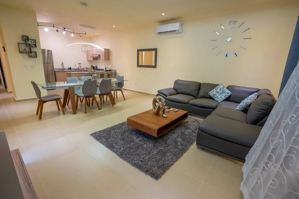 Luxury Apartment With Poll