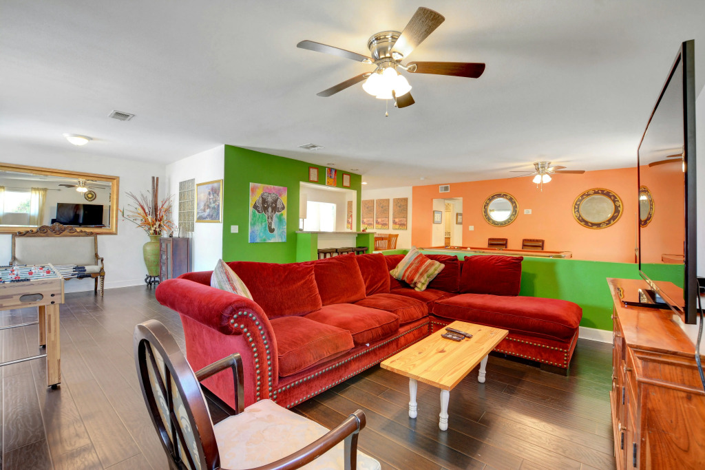 Vibrant in Vegas 4 Bd with Shimmering Pool!