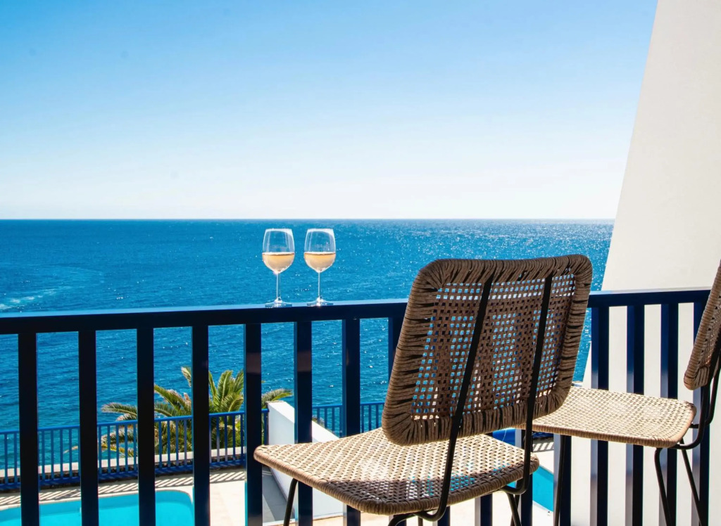 FRONTLINE VILLA 26, well-designed with a heated pool