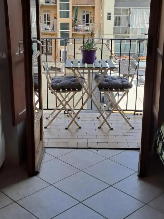 Cozy ROOM STANZA close city center in a family House Stanza in appartamento condiviso noi viviamo in casa STANZA in affitto