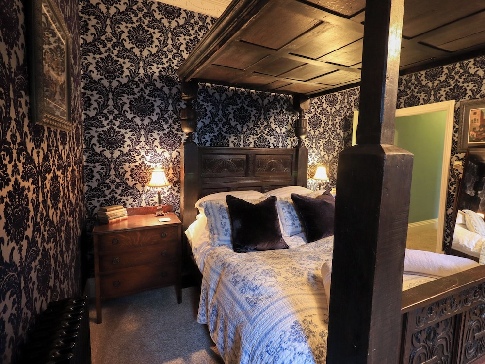 Summerlands Hall Gothic Apartment