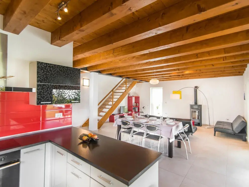 Detached villa with private pool and large garden, in a quiet area