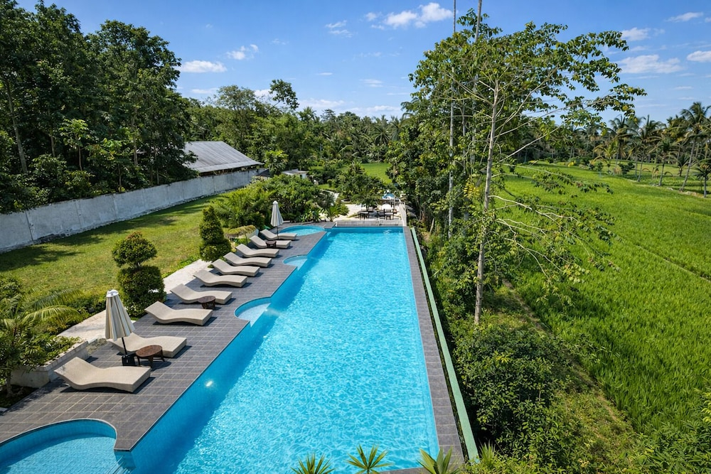Nirvana Hotel Resort Tetebatu