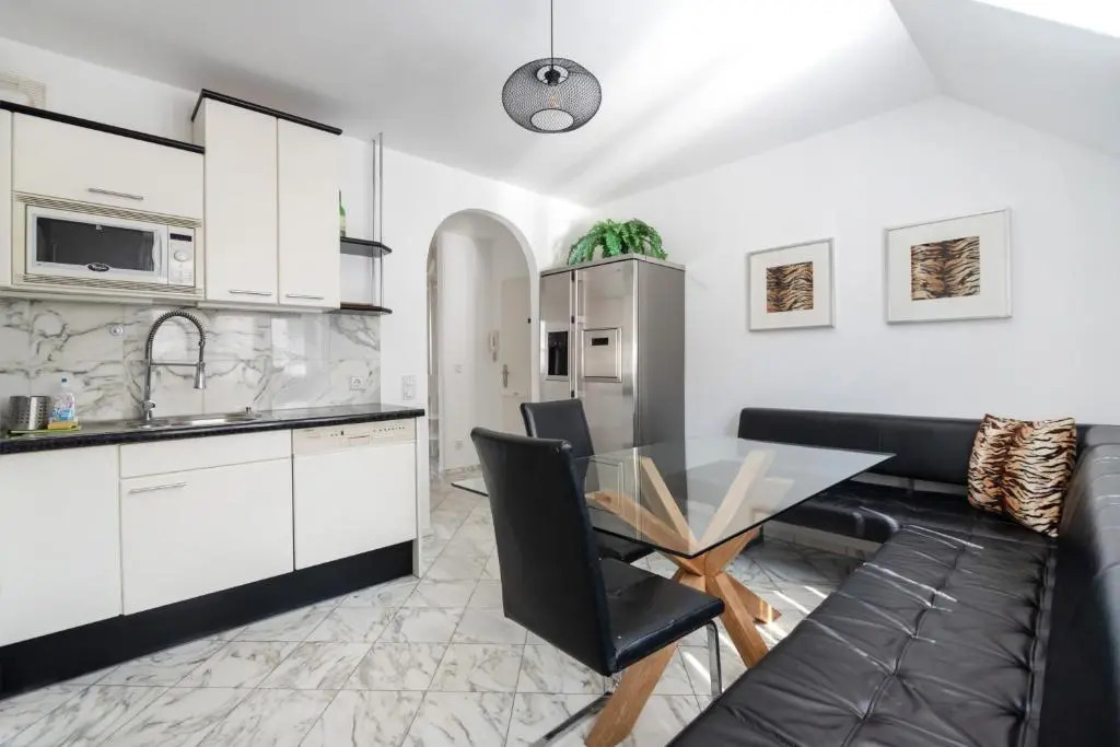 Vienna Roof Top Apartment with Terrace, Parking and AC