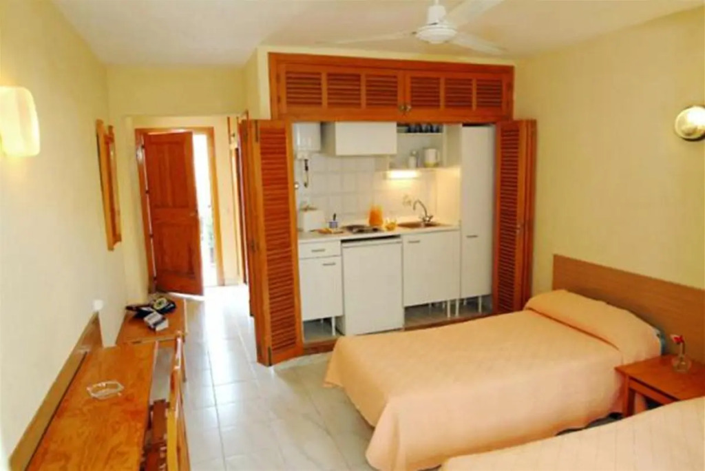 Naika Studios & Apartments