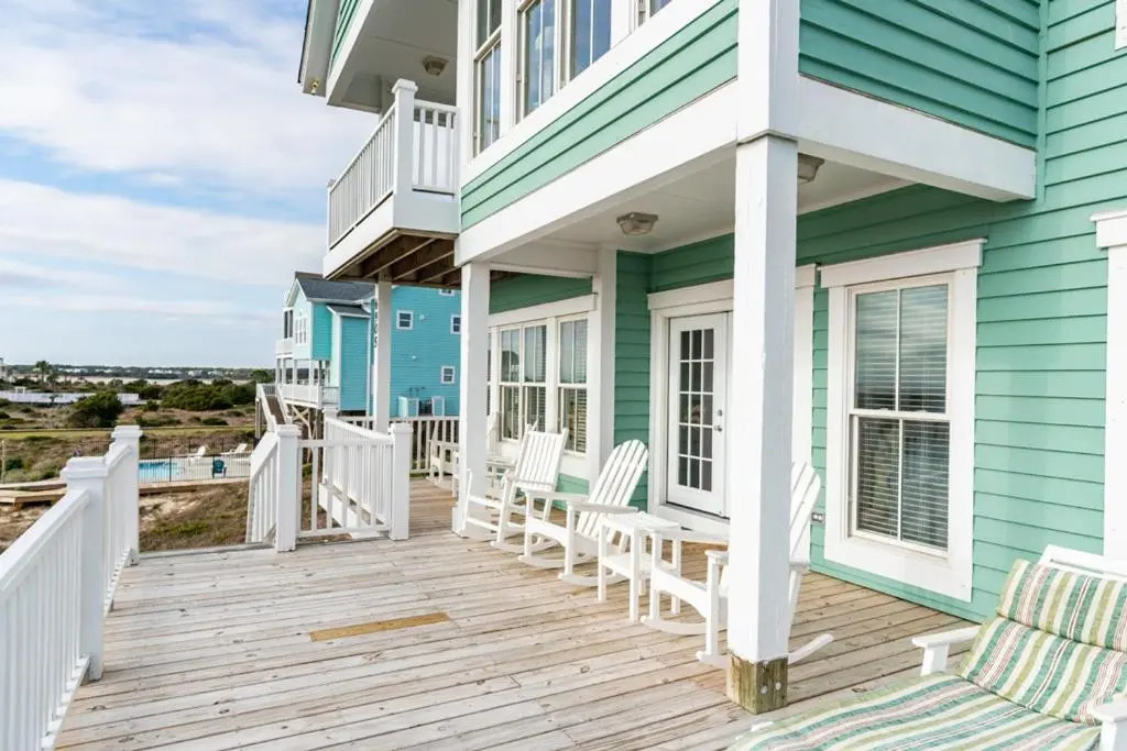 Emerald Breeze by Oak Island Accommodations