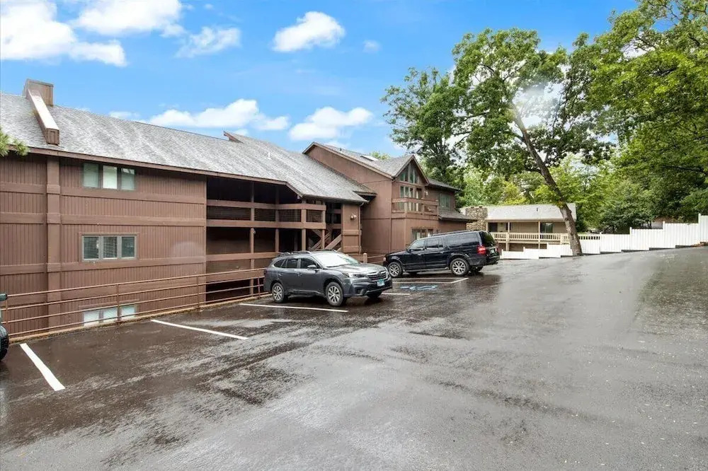 Spacious Pet-friendly Lakeview Condo w/ Boat Slip & Pools