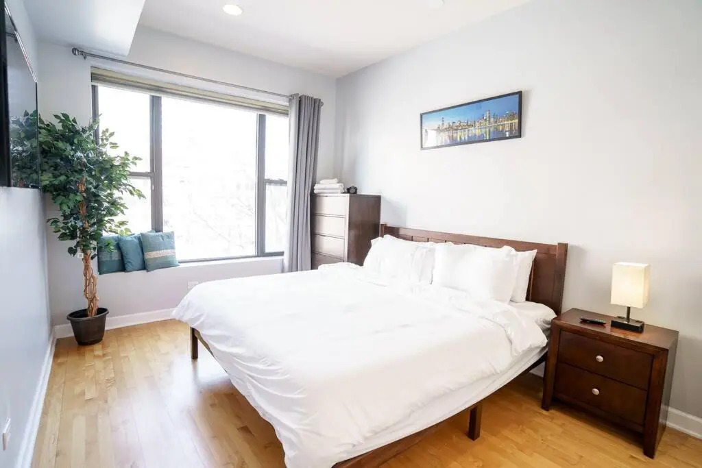 River North 3BR/2BA: HUGE, Parking, Center Chicago