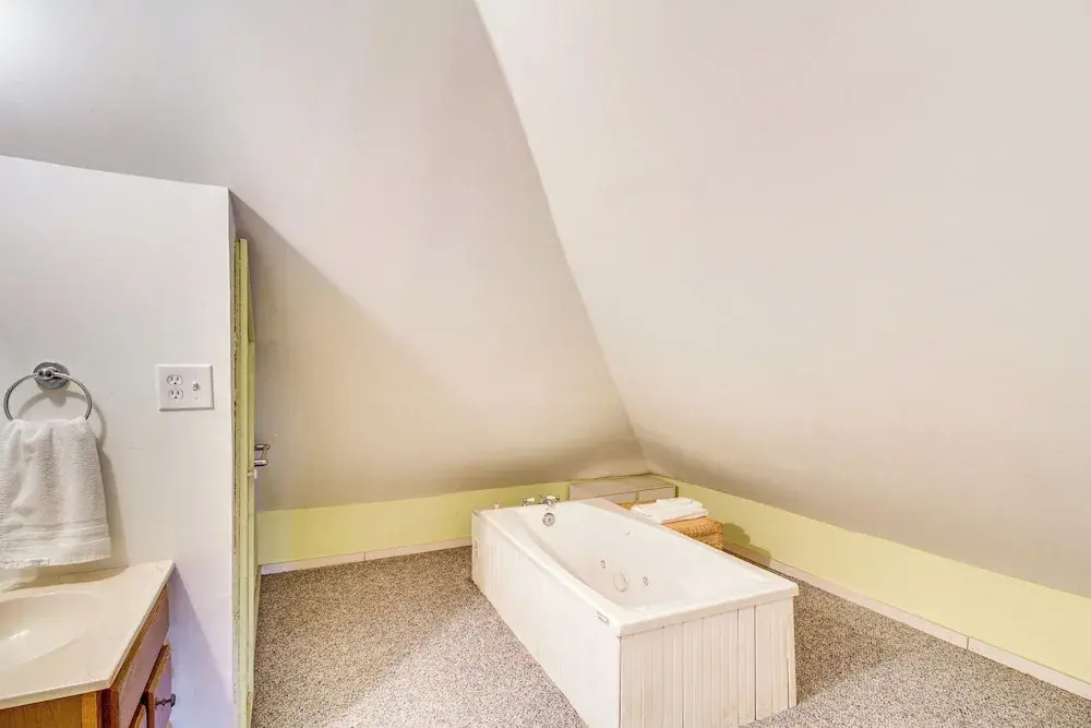 < 1 Mi to Downtown Abq: Historic Manor w/ Patio!