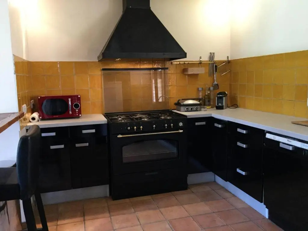 air-conditioned family house with fenced pool in fontvieille in the alpilles, sleeps 8