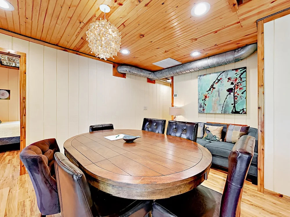 10202 Wommack Rd House - 5 Br home by RedAwning