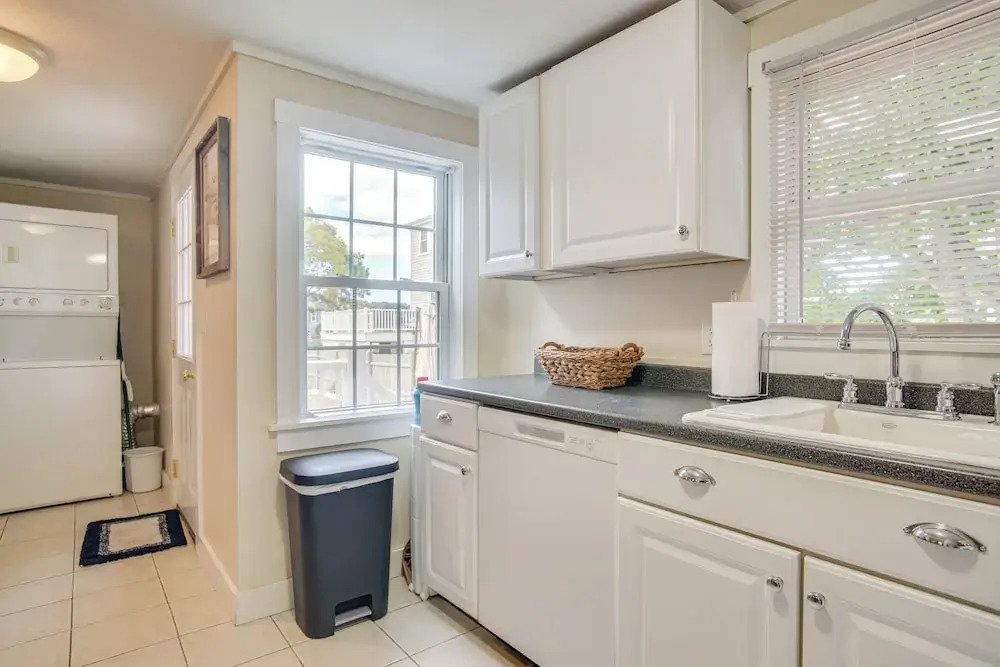 Walk to Beaches & Dining: Classic Cape Cod Cottage