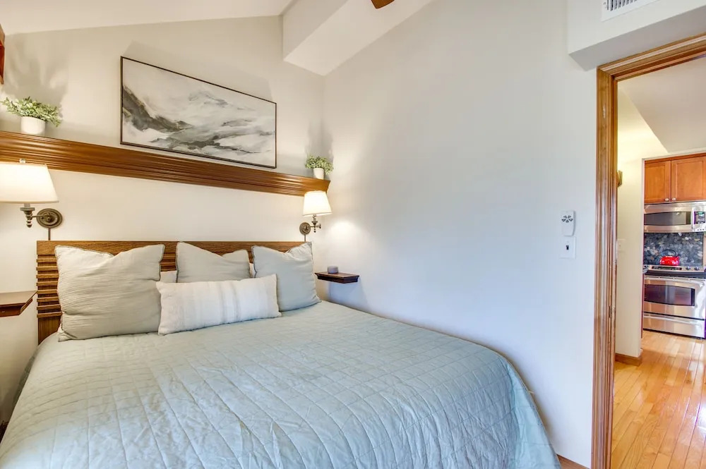 Cozy 'hillside Hideaway' in Wintergreen Resort!