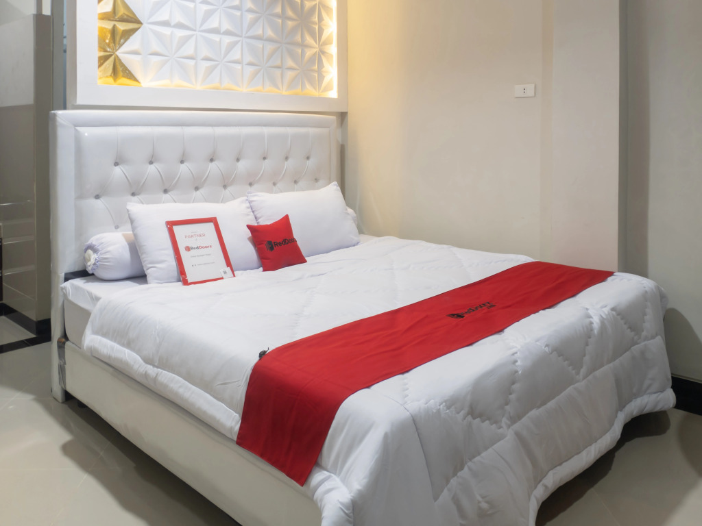RedDoorz Syariah near Pasar Aceh Shopping Centre