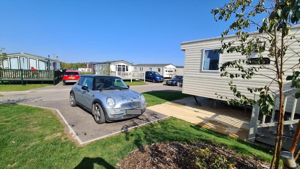 Luxury 8 berth Caravan with Hot Tub & Starlink at Tattershall Lakes