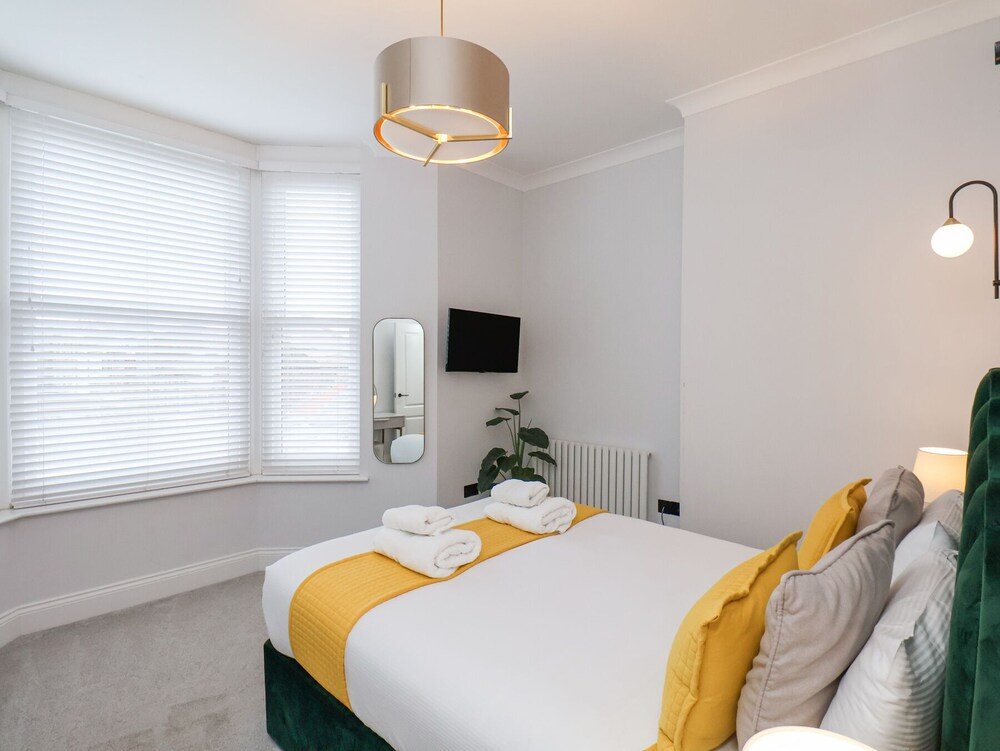 The Salisbury Sleeps 4 Classic Apartment