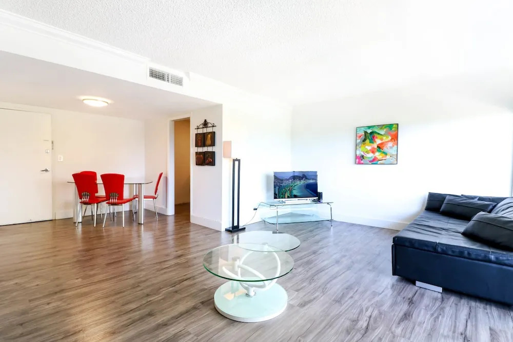 Bayshore Chic Apartment with Marina View