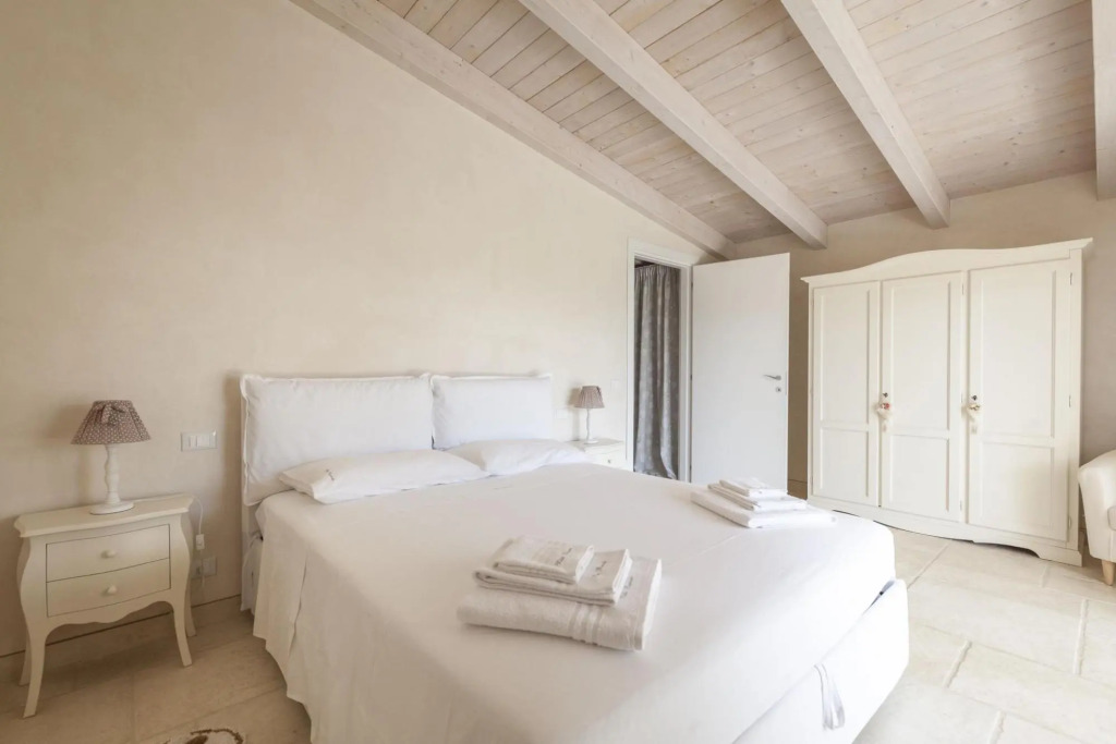 Exclusive Villa Reginella with large garden and private pool just a few minutes from the center of L-Villa Reginella